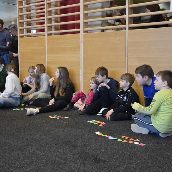 Bild enthält, Adult, Female, Person, Woman, Male, Man, Boy, Child, Shoe, Girl