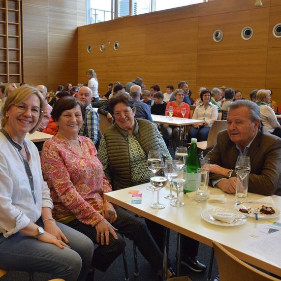 Bild enthält, Indoors, Restaurant, People, Person, Adult, Female, Woman, Cafeteria, Dining Table, Dining Room