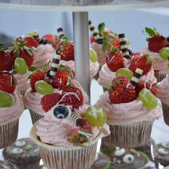 Bild enthält, Cake, Cream, Cupcake, Dessert, Food, Icing, Berry, Fruit, Food Presentation, Frozen Yogurt