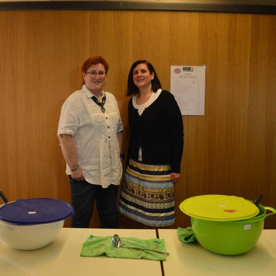 Bild enthält, Meal, Adult, Female, Person, Woman, Table, Dining Room, Dining Table, Male, Man