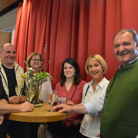 Bild enthält, Table, People, Person, Dining Room, Dining Table, Blazer, Coat, Jacket, Flower Arrangement, Woman