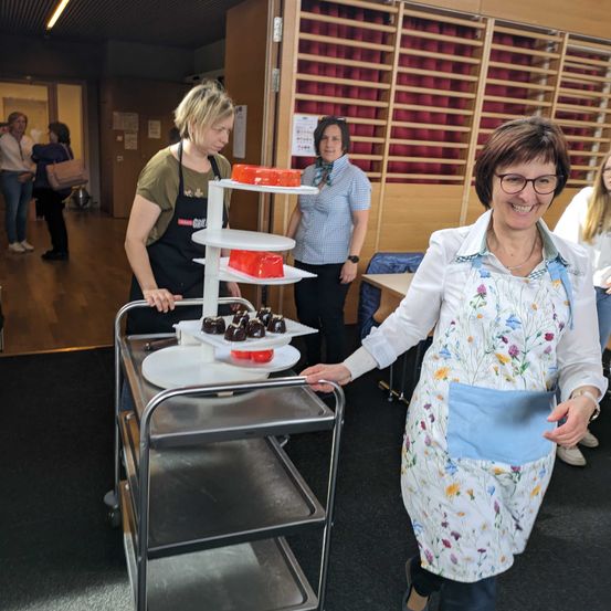 Bild enthält, Adult, Female, Person, Woman, Wristwatch, Glasses, Handbag, Shoe, Necklace, Cafeteria
