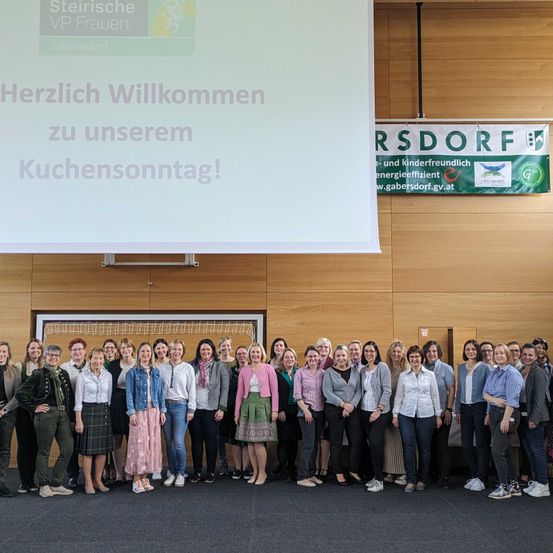 Bild enthält, Groupshot, Person, College, Shoe, Skirt, Box, Wristwatch, Laptop