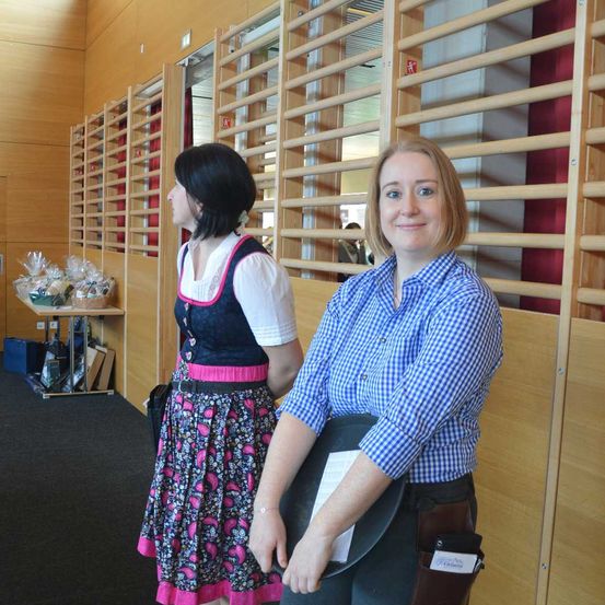 Bild enthält, Blouse, Skirt, Child, Female, Girl, Person, Adult, Woman, Face, Handbag