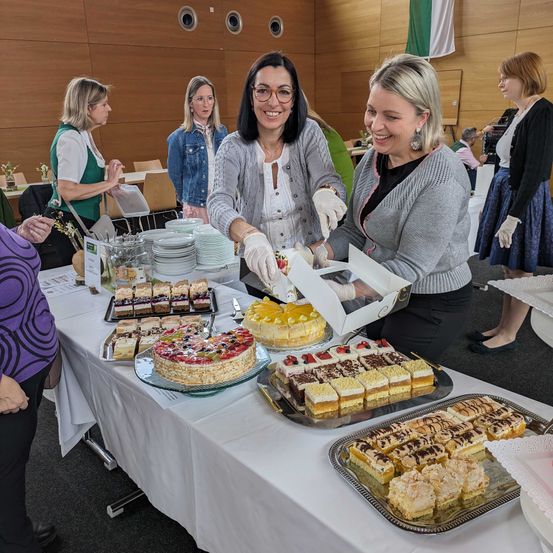 Bild enthält, People, Person, Adult, Female, Woman, Glove, Brunch, Fun, Party, Cafeteria