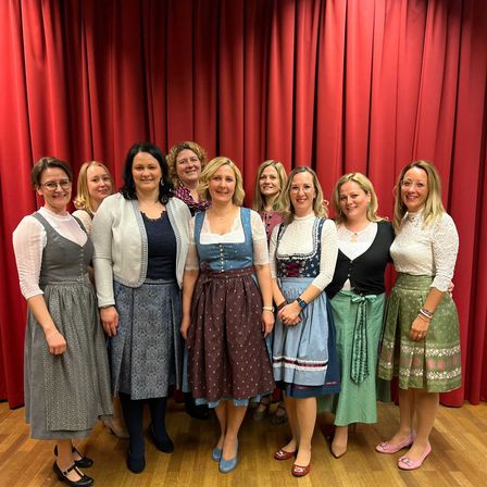 Bild enthält, Groupshot, Person, Adult, Female, Woman, Clothing, Skirt, Blouse