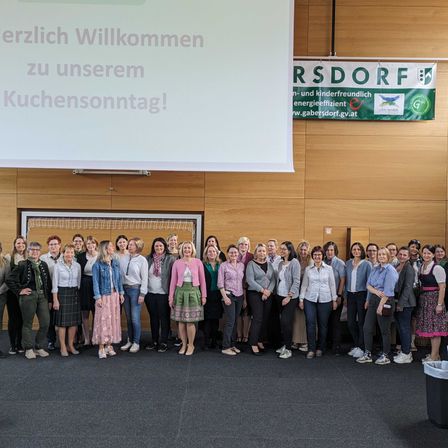 Bild enthält, Groupshot, Person, College, Shoe, Handbag, Box, Desk, Wristwatch, High Heel, Crowd