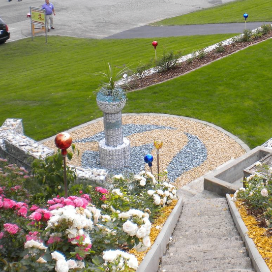 Bild enthält, Path, Garden, Outdoors, Grass, Walkway, Road, Car, Person, Flower Bouquet, Park