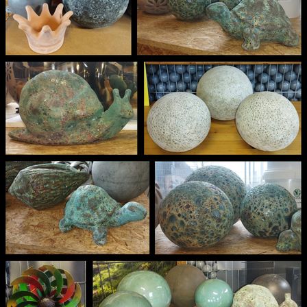 Eine Sammlung von Keramikskulpturen, darunter eine Schnecke, eine Schildkröte, eine Krone und verschiedene Kugeln in verschiedenen Farben und Größen.