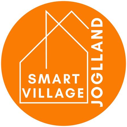 Orange kreisförmiges Logo mit weißem Hausdesign, beschriftet mit 'SMART VILLAGE', mit dem Wort 'JOGGLLAND' vertikal rechts.