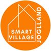 Orange kreisförmiges Logo mit weißem Hausdesign, beschriftet mit 'SMART VILLAGE', mit dem Wort 'JOGGLLAND' vertikal rechts.