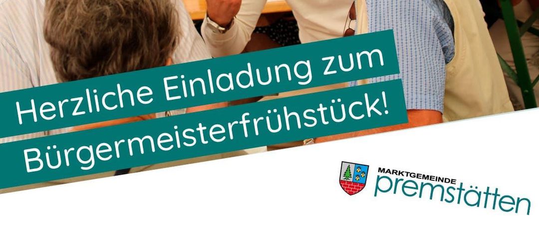 Eine Veranstaltung im Freien mit älteren Menschen, die um Tische herum sitzen. Ein Mann in einem weißen Hemd lächelt und spricht mit einem anderen Mann. Ein Banner mit deutschem Text lautet 'Herzliche Einladung zum Burgermeisterfruhstuck!'.