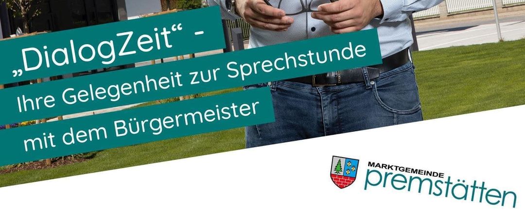 Ein lächelnder Mann steht auf einem Rasen vor einem Gebäude und Fahnen im Hintergrund. Er hält eine Brille in der Hand und der Text lautet: 'DialogZeit - Ihre Gelegenheit zum Gespräch mit dem Bürgermeister.'
