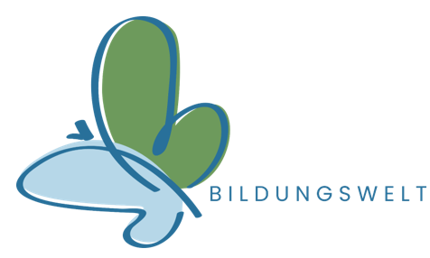 Das Logo für Bildungswelt zeigt einen Schmetterling mit grünen Flügeln und blauem Umriss. Die Flügel sind ausgebreitet, und der Schmetterling ist über dem blauen Text 'BILDUNGSWELT' positioniert.
