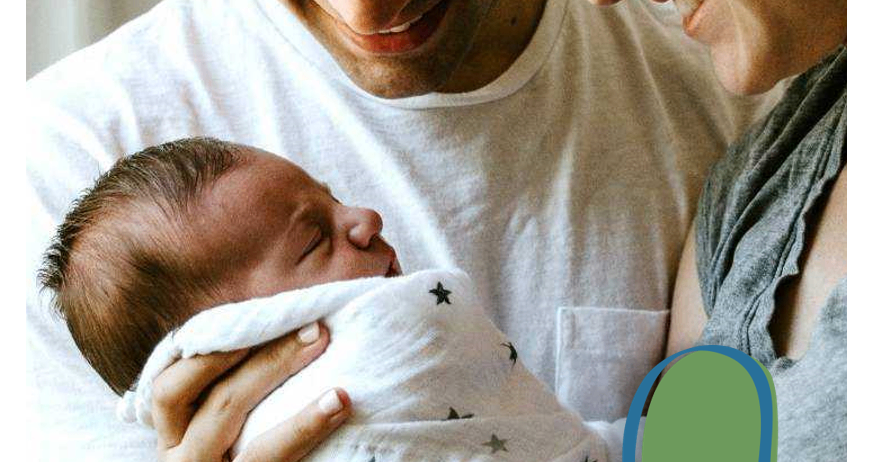 Ein Paar mit einem Neugeborenen, beide Eltern lächeln und halten das Baby in den Armen. Das Baby ist in eine weiße Decke mit Sternen eingewickelt.