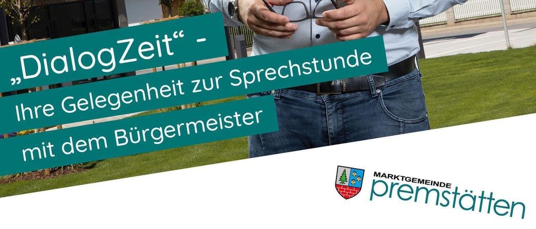 Ein lächelnder Mann steht auf einem Rasen mit Flaggen im Hintergrund. Er hält eine Brille und der Text lautet 'DialogZeit - Ihre Gelegenheit zum Gespräch mit dem Bürgermeister'.