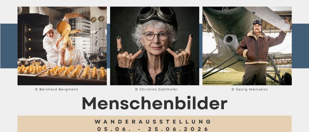 Ein Poster zeigt eine ältere Frau mit Schutzbrille und Lederjacke, mit Bildern einer Küche und eines Flugzeugs. Es steht 'Marktgemeinde Premstätten', 'Menschenbilder' und 'Wanderausstellung', mit den Daten 05.06-25.06.2026 und den Orten Park Laa und Generationenpark Zettleing.