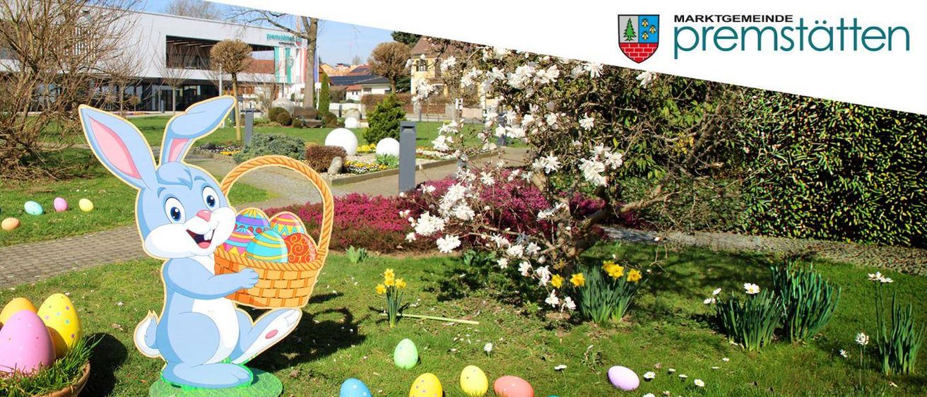 Ein gezeichneter Hase hält einen Korb voller Ostereier in einem Garten. Dahinter sind weiße Blumen und Bäume, und in der Ferne ein Gebäude mit einer Flagge.