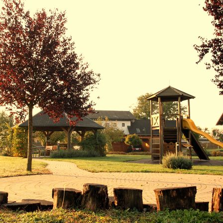 Bild enthält, Tree, Play Area, Grass, Outdoor Play Area, Outdoors, Car, Park, Shelter, Chair