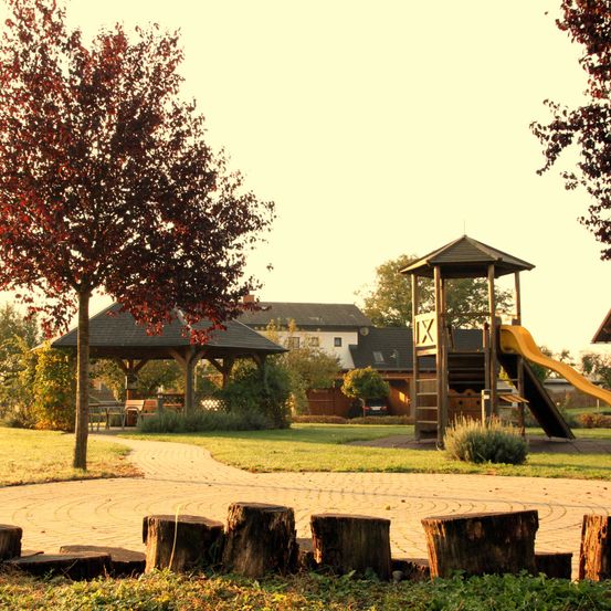 Bild enthält, Tree, Play Area, Grass, Outdoor Play Area, Outdoors, Car, Park, Shelter, Chair