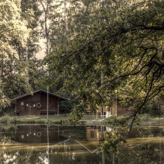 Bild enthält, Building, Outdoors, Shelter, Countryside, Hut, Nature, Rural, Pond, Scenery, Housing