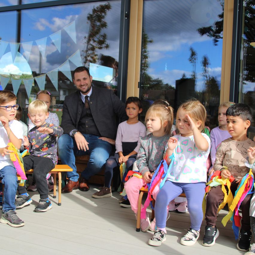 Bild enthält, Kindergarten, Shoe, Boy, Child, Male, Person, Adult, Man, Female, Girl