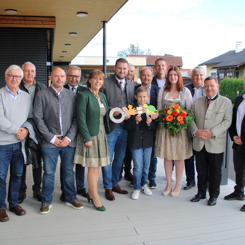 Bild enthält, Flower, Flower Arrangement, Flower Bouquet, People, Person, Pants, Coat, Groupshot, Jeans, Man