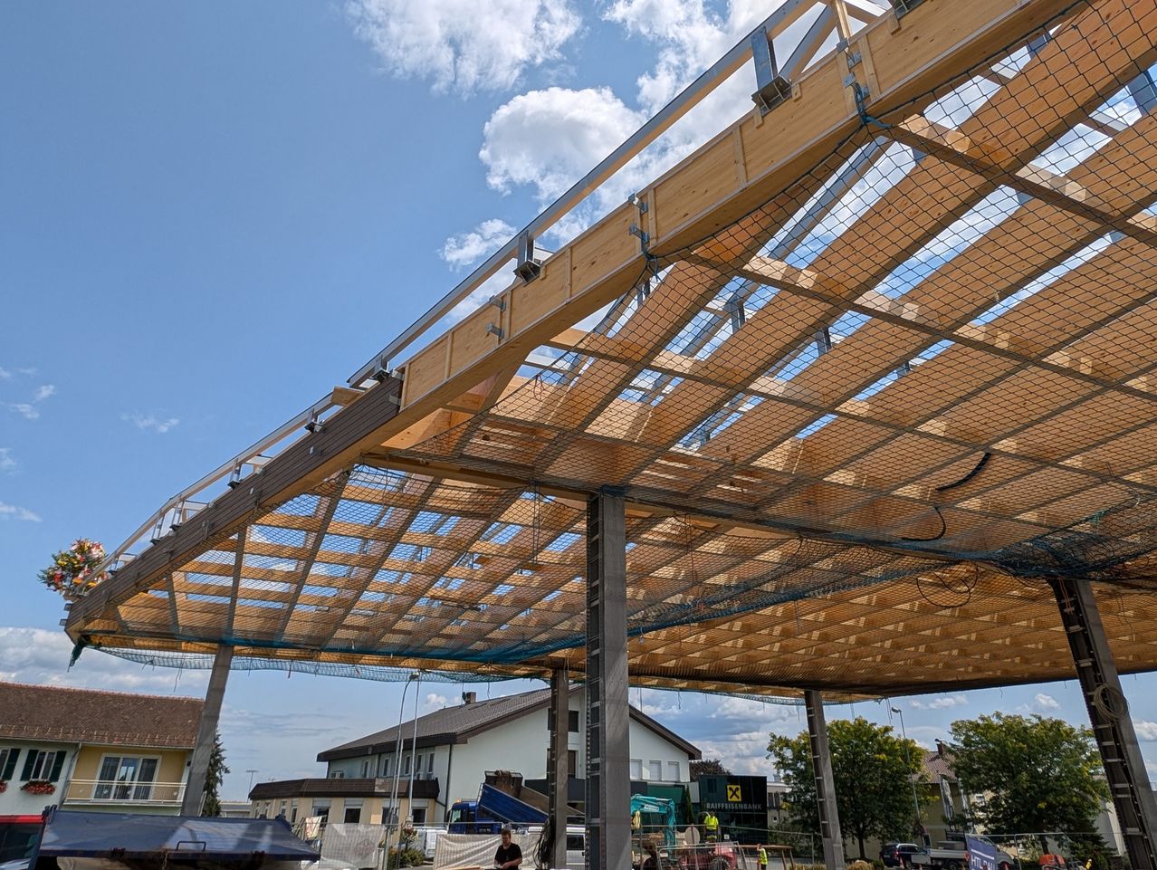 Bild enthält, Architecture, Building, House, Housing, Porch, Patio, Pergola, Person, Car, Wood