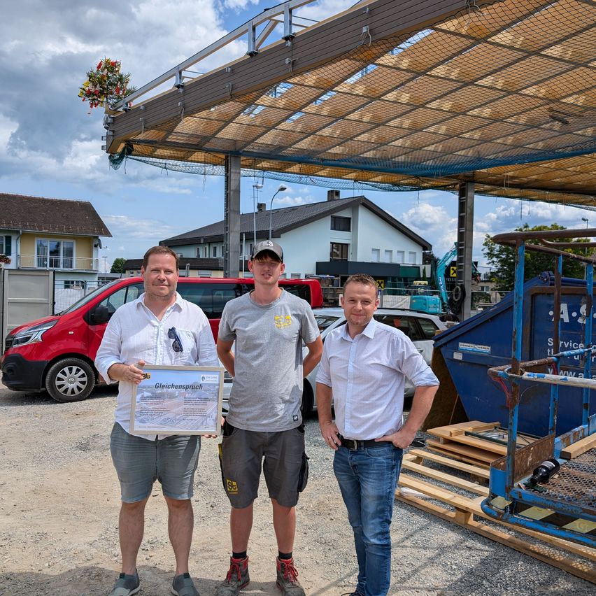Bild enthält, Pants, Shorts, Wood, Plywood, Shelter, Jeans, Boy, Male, Person, Teen