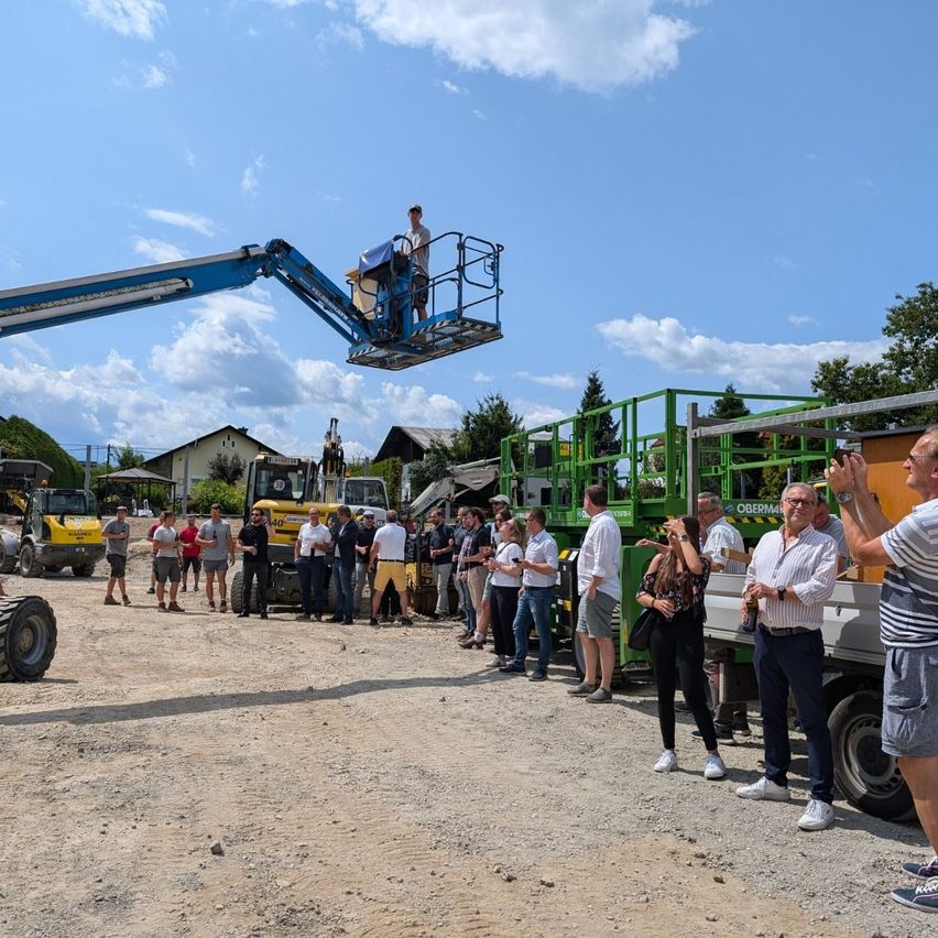Bild enthält, Person, Shorts, Urban, People, Adult, Male, Man, Wheel, Glasses, Worker