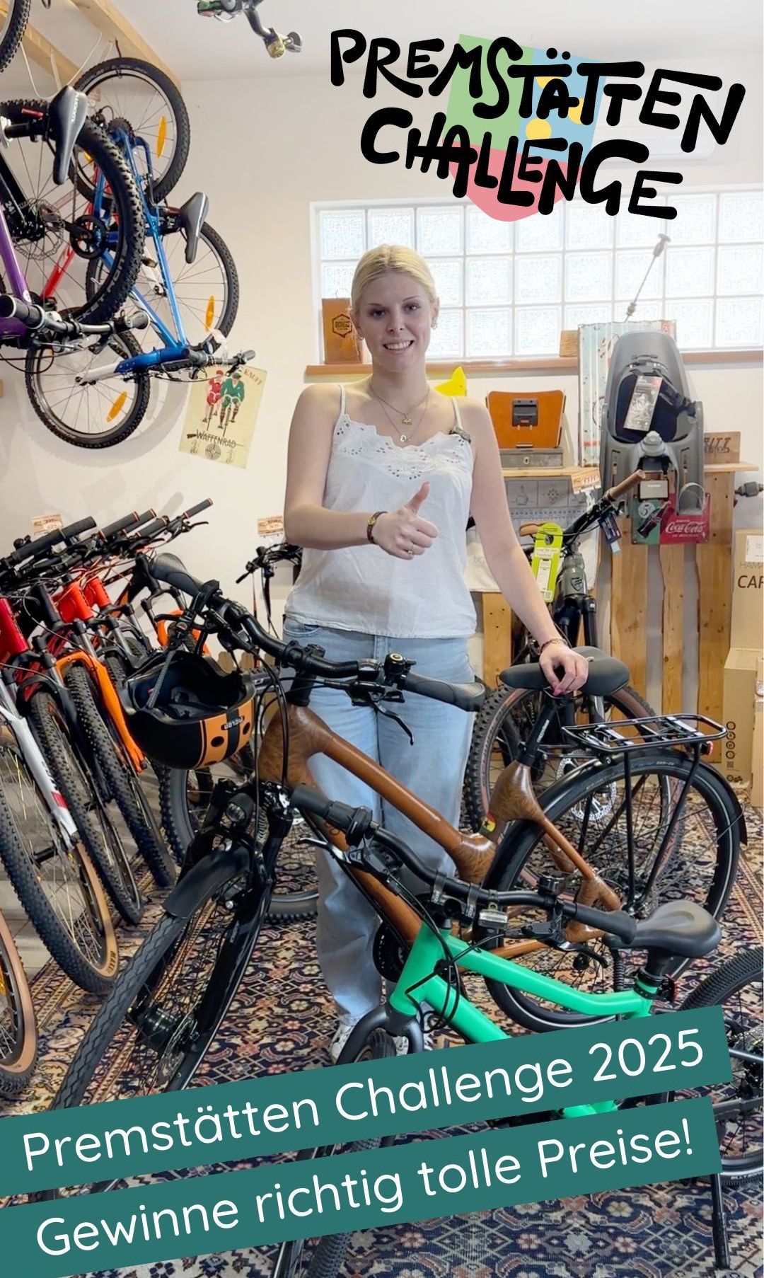 Eine Frau steht in einem Fahrradgeschäft, lächelt und gibt ein Daumen hoch, neben einer Sammlung von Fahrrädern.