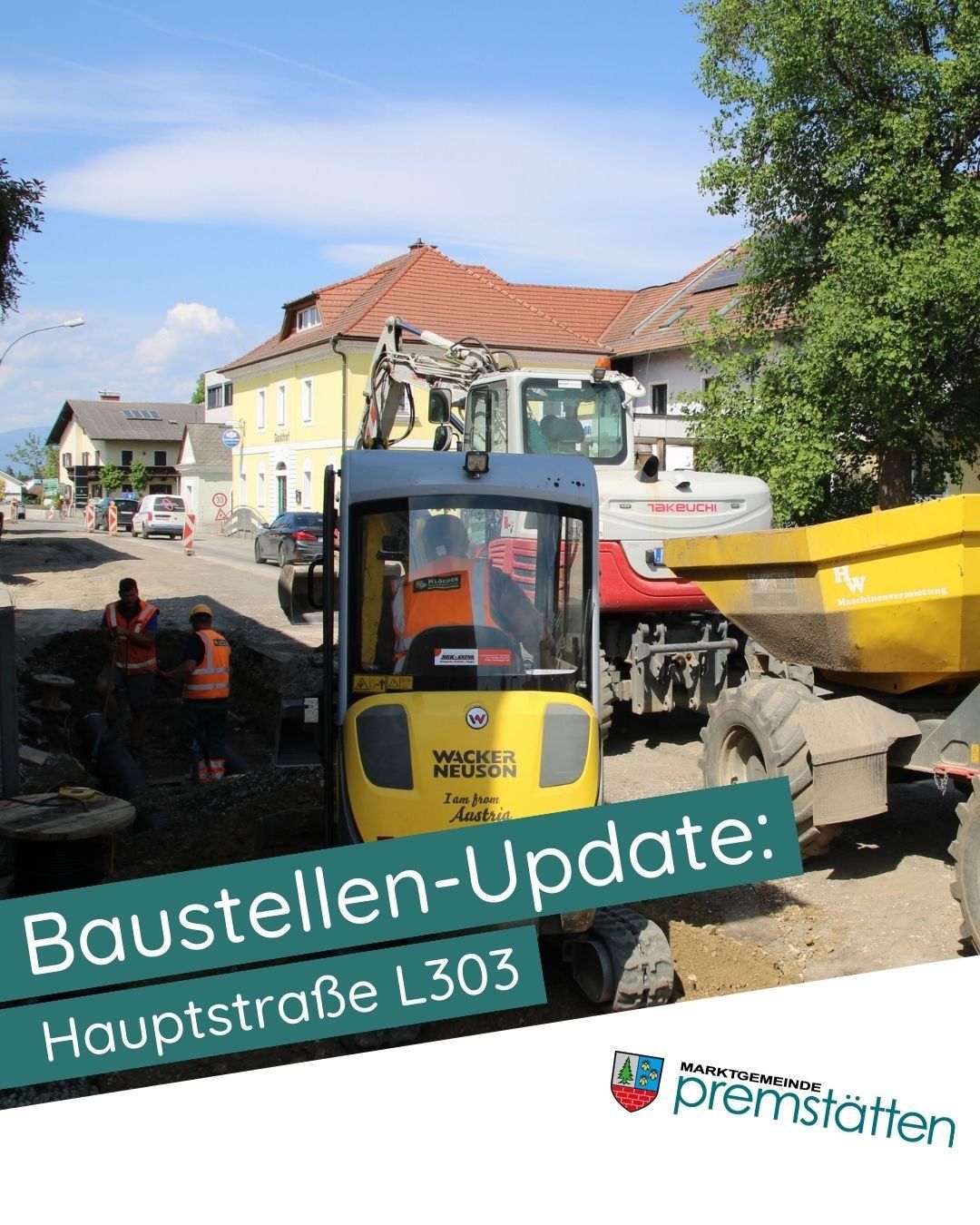 Ein gelber Wacker Neuson-Fahrzeug steht auf einer Straße. Arbeiter führen Bauarbeiten durch. Ein Haus mit rotem Dach und Solarpanelen ist im Hintergrund. Ein Schild steht Baustellen-Update: Hauptstraße L303.