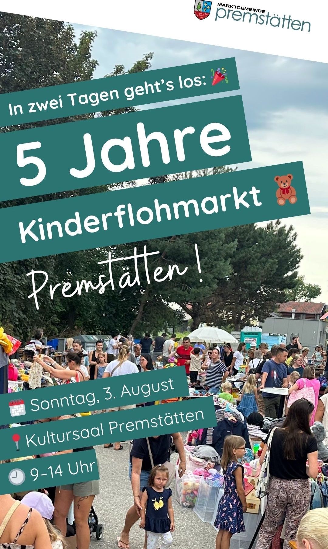 Ein Outdoor-Event mit einem Kinderflohmarkt. Viele Menschen sind versammelt, einige stöbern durch Stände, während andere in Gespräche vertieft sind. Das Datum der Veranstaltung ist Sonntag, 3. August.