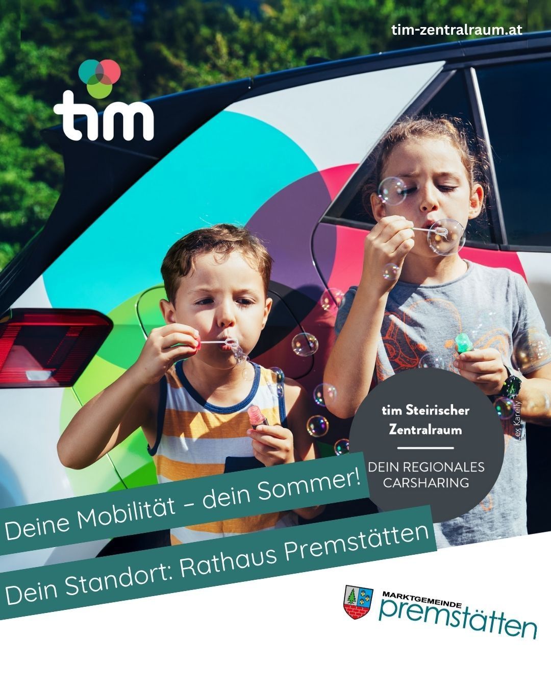 Zwei Kinder pusten Seifenblasen vor einem Auto mit farbenfroher Beschriftung. Der Text lautet: 'Deine Mobilität - dein Sommer!' und 'Dein Standort: Rathaus Premstatten'.