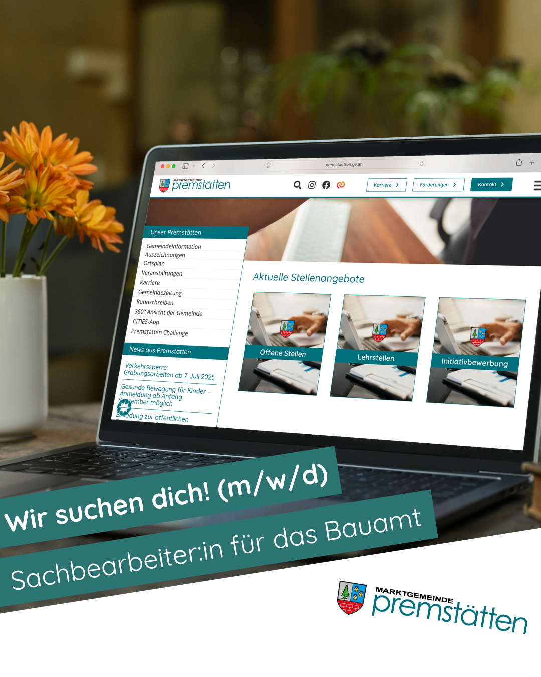 Ein Laptop zeigt die Website einer Gemeinde mit einer Stellenanzeige für einen Hausmeister. Links vom Bildschirm steht eine Blume in einer Vase.