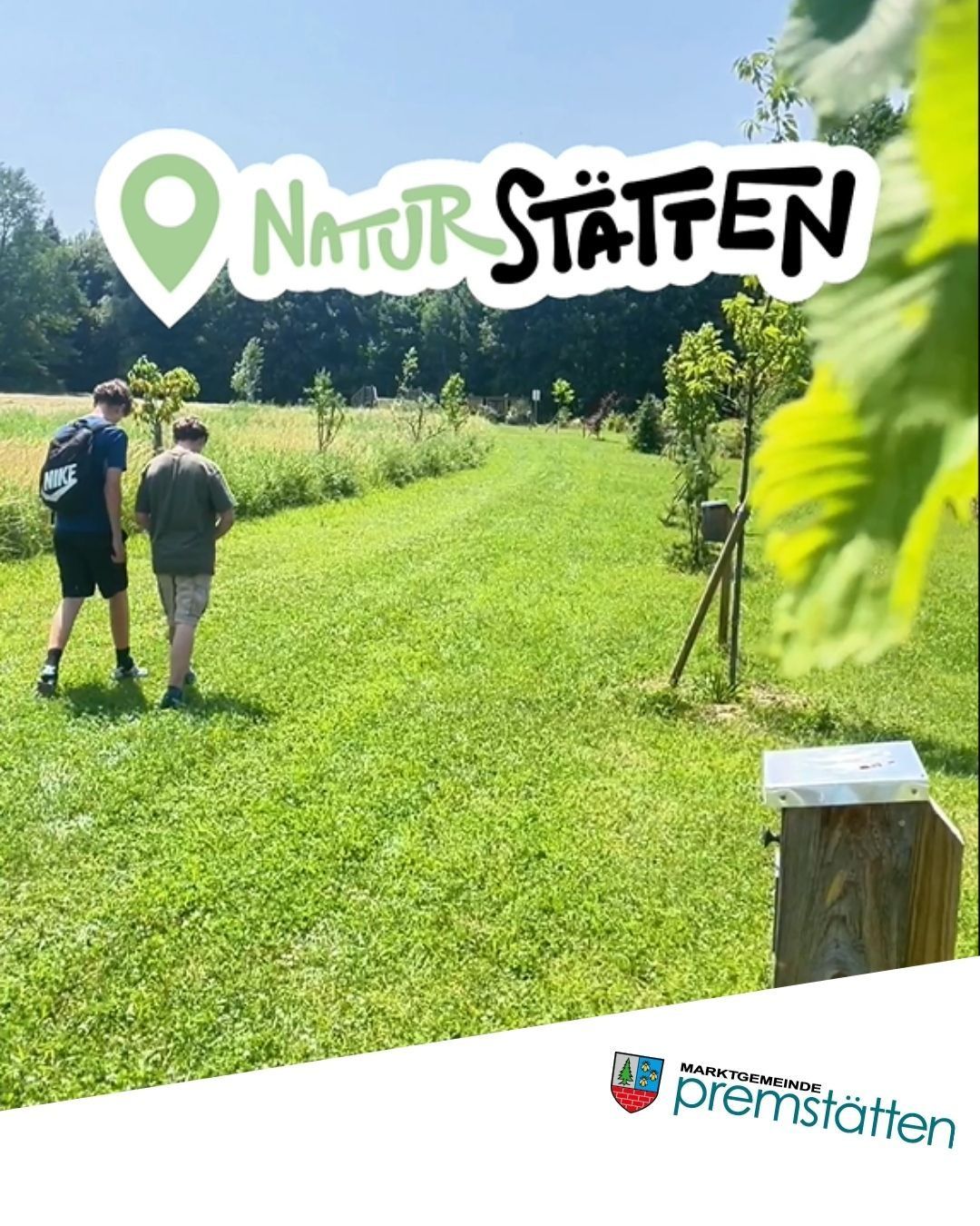 Zwei Personen gehen auf einer grasbewachsenen Wiese, über ihnen steht 'NATUR STÄTEN'. Einer trägt einen Rucksack und Sneakers, der andere trägt Shorts und ein T-Shirt.