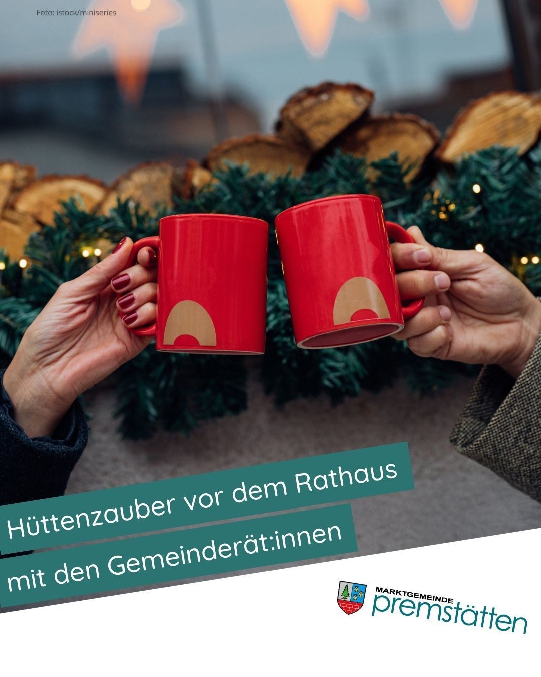 Zwei Hände halten rote Tassen mit einem goldenen Weihnachtsdesign. Die Tassen werden vor einem Hintergrund von Weihnachtsdekorationen und Holzscheiten gehalten. Der Hintergrund hat eine Textüberlagerung in Deutsch.
