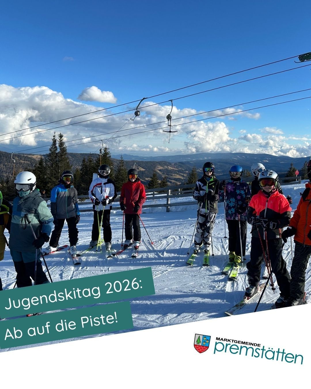 Eine Gruppe von Menschen in Skiausrüstung steht auf schneebedecktem Boden. Ein Schild mit deutschem Text lautet Jugendskittag 2026.