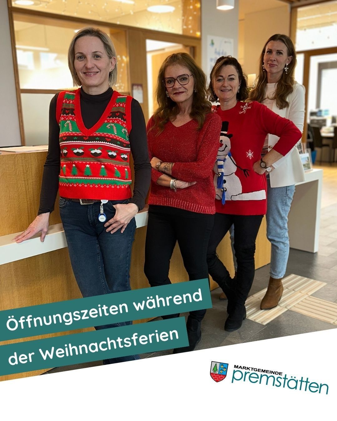 Vier Frauen stehen lächelnd in einem Empfangsbereich. Sie tragen festliche Pullover. Eine trägt eine Brille, eine andere eine Medaille. Hinter ihnen steht ein weißer Schreibtisch und ein Fenster. Der Text lautet 'Öffnungszeiten während der Weihnachtsferien.'