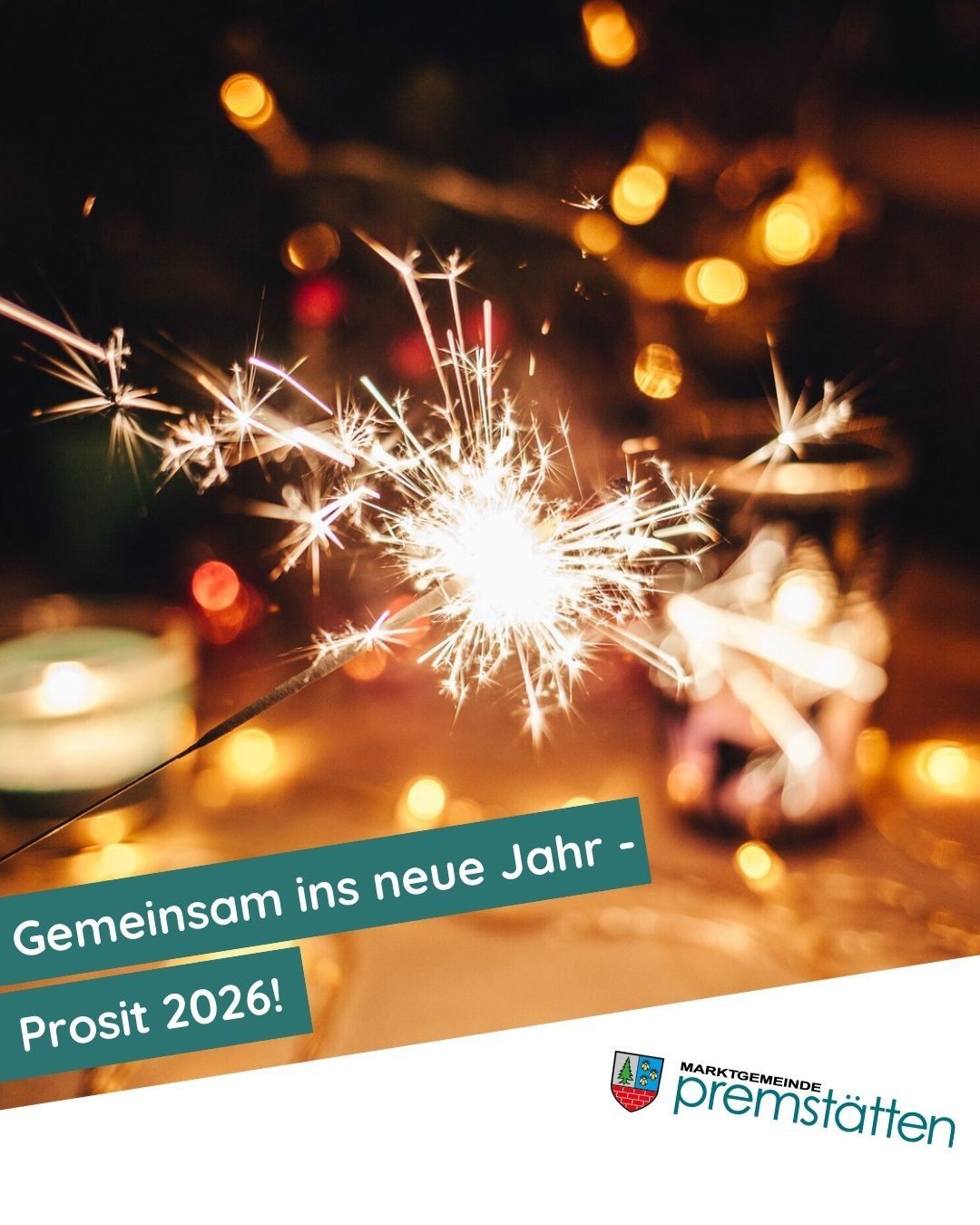 Ein angezündeter Feuerwerkskörper mit einer Kerze und Bokeh-Lichtern im Hintergrund. Der Text lautet 'Gemeinsam ins neue Jahr - Prosit 2026!' mit einem Logo darunter.