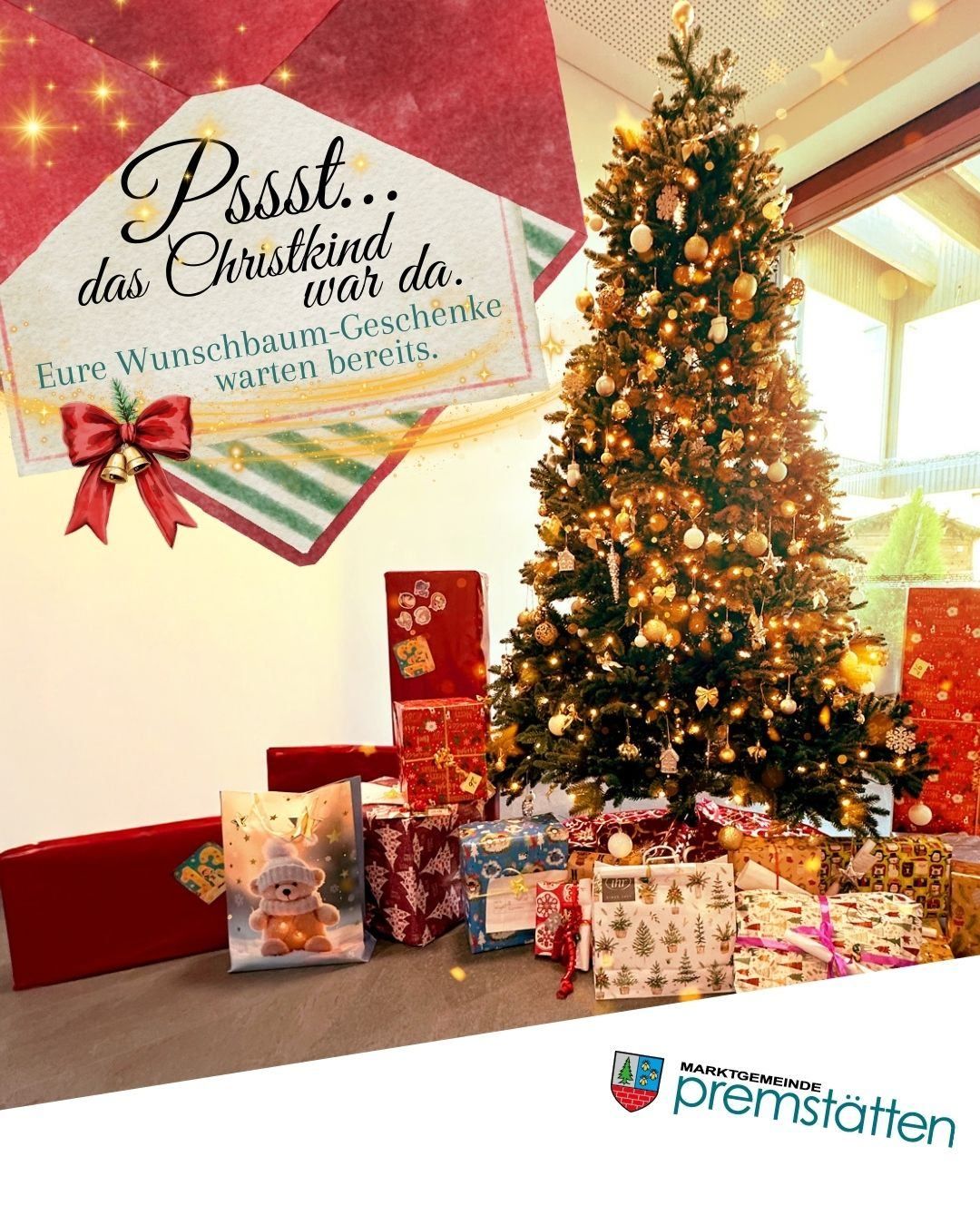 Ein Weihnachtsbaum steht geschmückt mit Lichtern und Ornamenten, umgeben von einer Sammlung verpackter Geschenke. Eine Karte mit einem roten Band trägt die Aufschrift 'Pssst... das Christkind war da'.