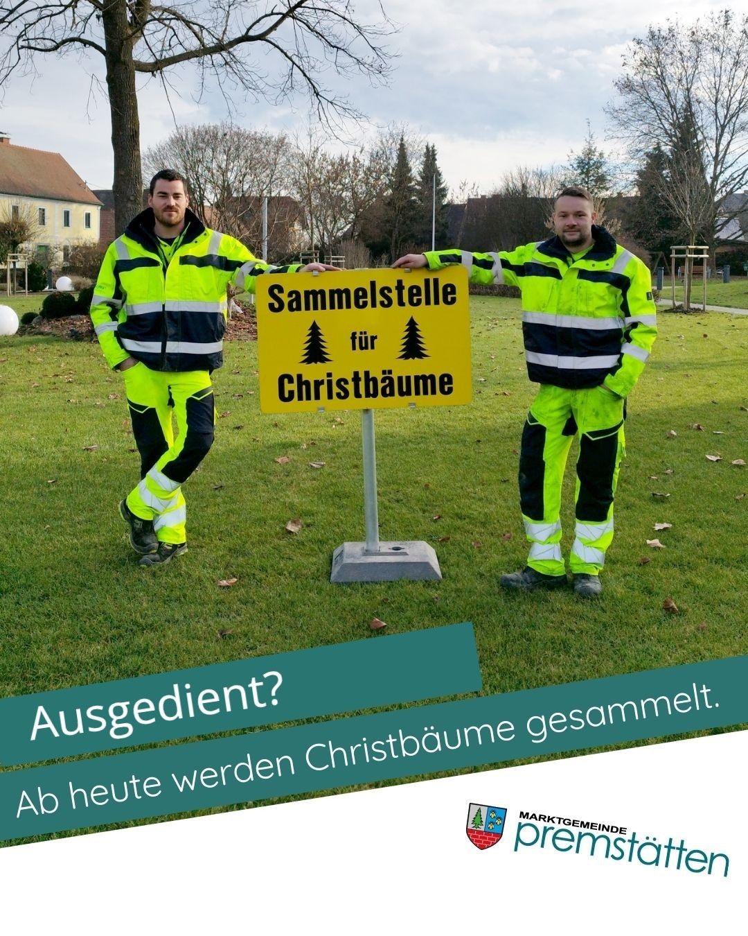 Zwei Männer in neongelben Uniformen stehen neben einem Schild, das 'Sammelstelle für Christbäume' besagt. Sie posieren für ein Foto auf einem Rasen.