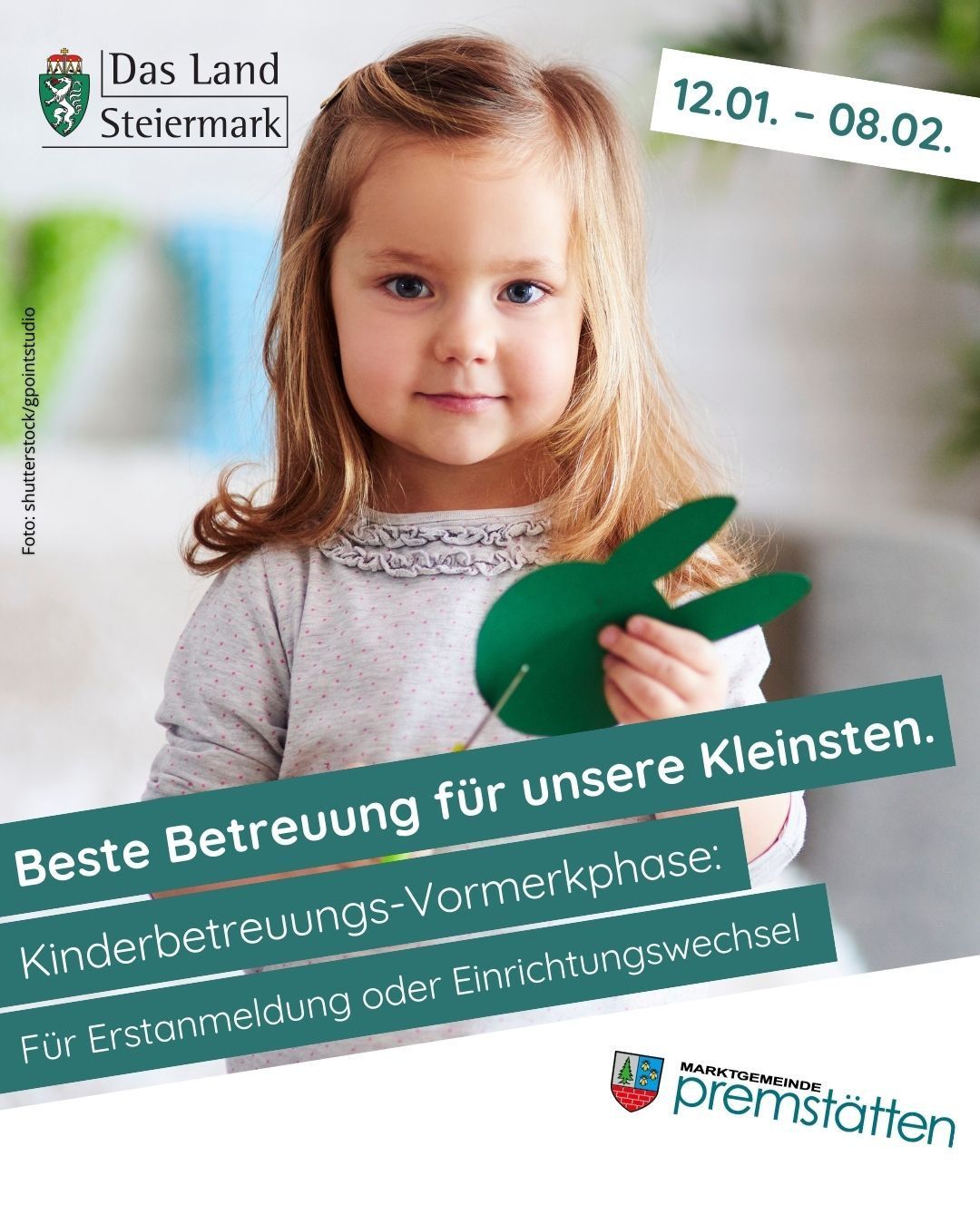 Ein Poster zeigt ein junges Mädchen, das einen grünen Papierhasen hält. Der Text lautet 'Beste Betreuung für unsere Kleinsten' und 'Kinderbetreuungs-Vormerkphase'. Das Datum 08.02. ist oben angezeigt.