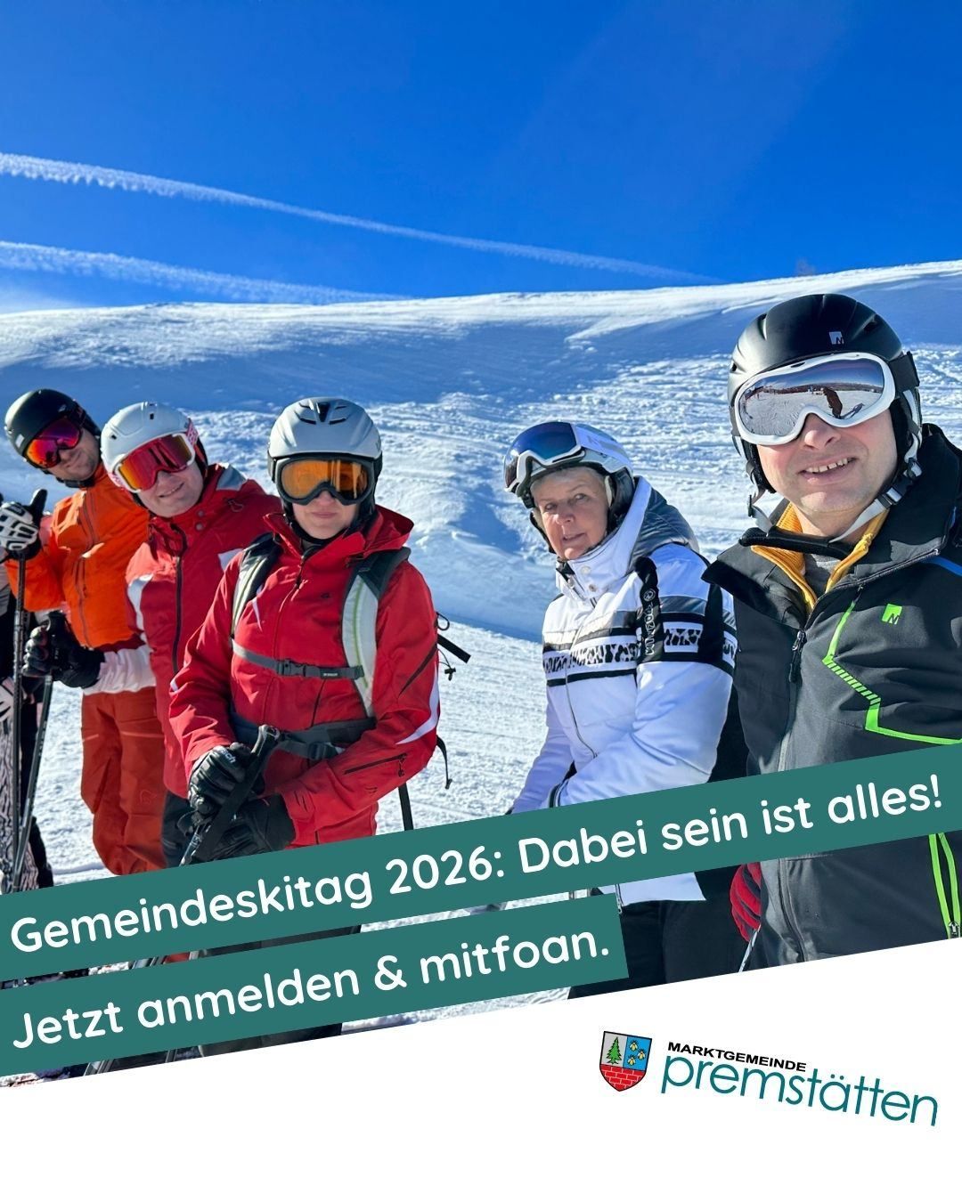 Vier Personen in Skiausrüstung posieren auf einem verschneiten Berg. Ein grüner Banner am unteren Rand lautet 'Gemeindeskitag 2026: Dabei sein ist alles! Jetzt anmelden & mitfinanzieren.' Ein Logo befindet sich unten rechts.