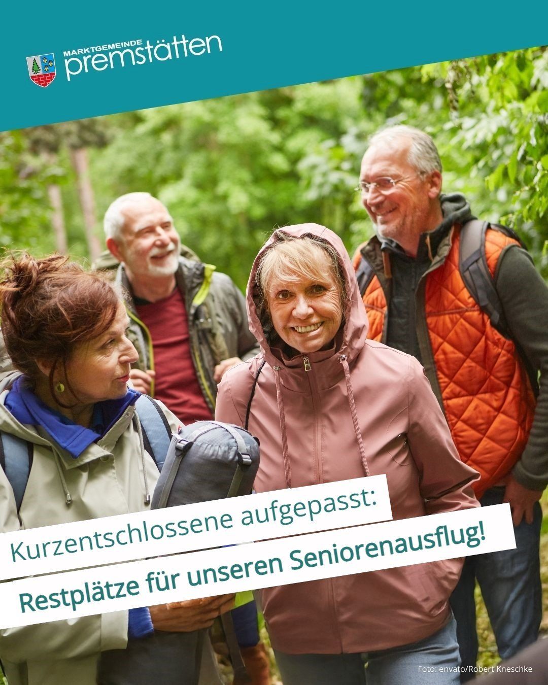 Vier ältere Personen, lächelnd, befinden sich in einem Wald. Eine Frau mit Rucksack und Kapuzenjacke steht vorne. Der Text auf dem Bild lautet Kurzentschlossene aufgepasst: Restplätze für unseren Seniorenausflug!