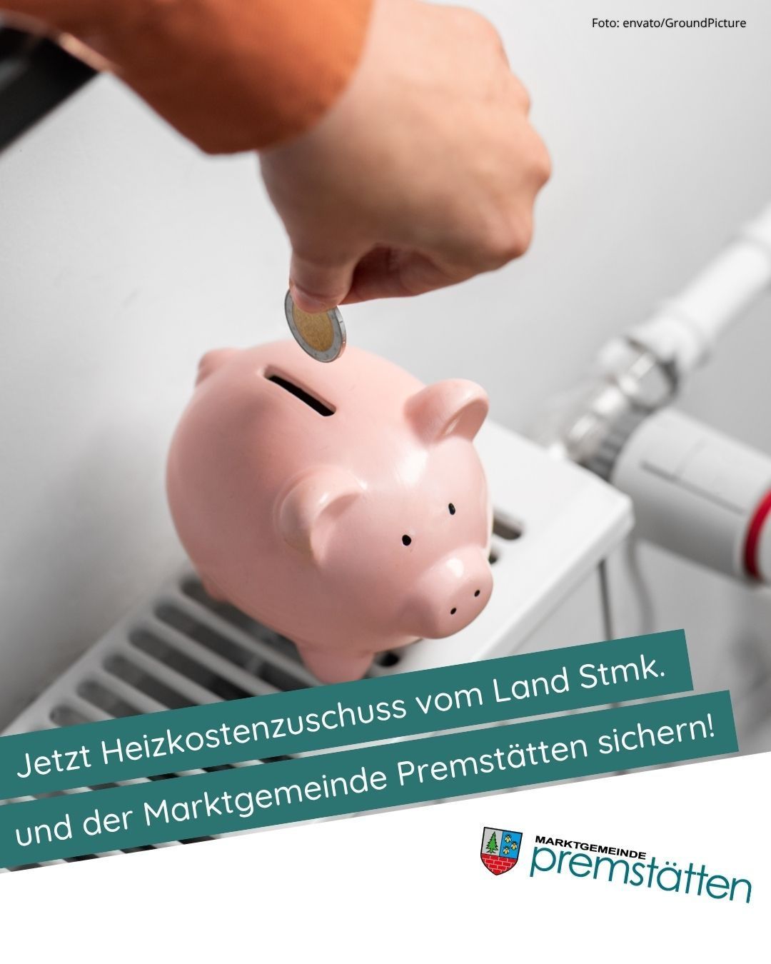 Eine Hand legt eine Münze in eine Sparschweinbank auf einen Heizkörper. Grüner Text lautet, 'Jetzt Heizkostenzuschuss vom Land Stmk. und der Marktgemeinde Premstatten sichern!'. Darunter ist ein Logo zu sehen.