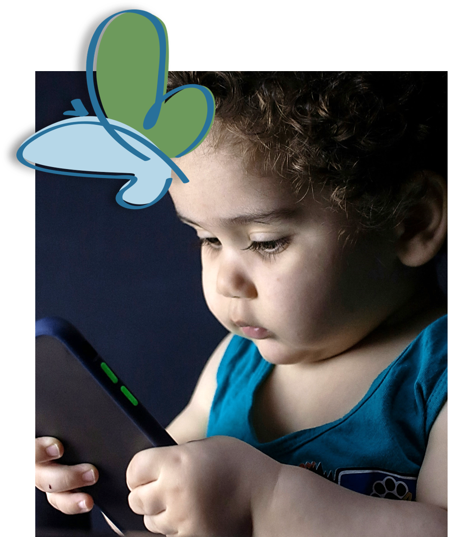 Ein junges Kind mit lockigem Haar hält ein schwarzes Smartphone. Das Gesicht des Kindes ist leicht verschwommen, und in der oberen linken Ecke befindet sich ein Schmetterlingslogo.