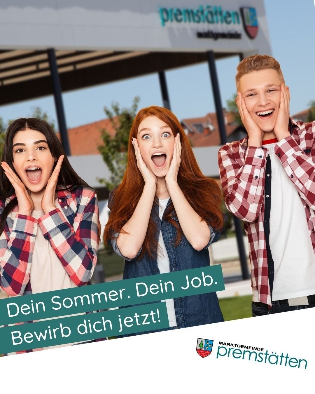 Drei junge Leute stehen vor einem Gebäude, lächeln und posieren für ein Foto. Der Text-Overlay lautet 'Dein Sommer. Dein Job. Bewirb dich jetzt!'.