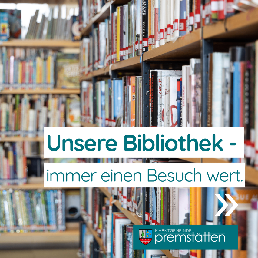 Eine Bibliothek voller Bücher, mit einem Schild, das 'Unsere Bibliothek - immer einen Besuch wert' besagt. Die Bibliothek hat Holzregale und ein Logo unten rechts.