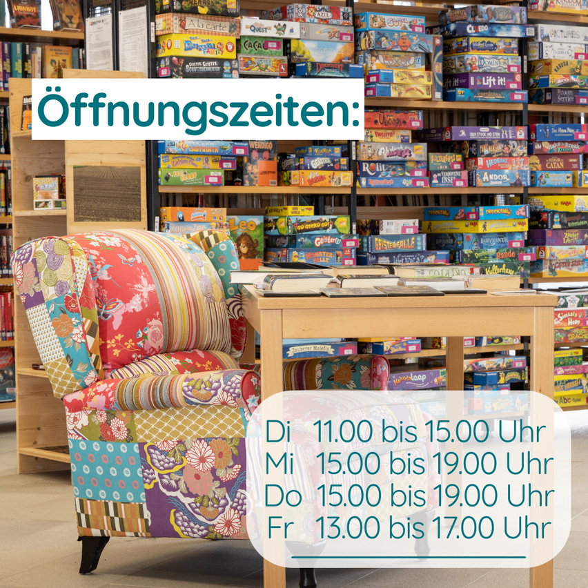 Ein bunter Stuhl steht in einem Raum voller Brettspiele. Die Öffnungszeiten sind auf einem weißen Hintergrund angezeigt.